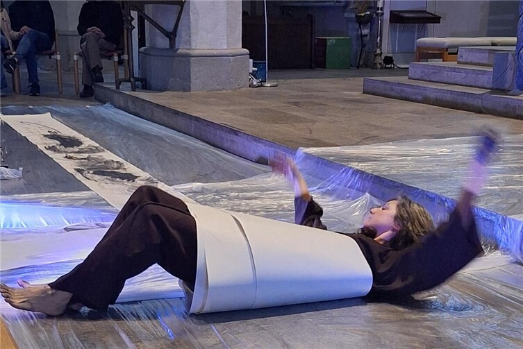 Die Künstlerin Stefanie Schmeink bei ihrer Performance in der Pfarrkirche St. Marzellinus und Petrus in Vallendar.