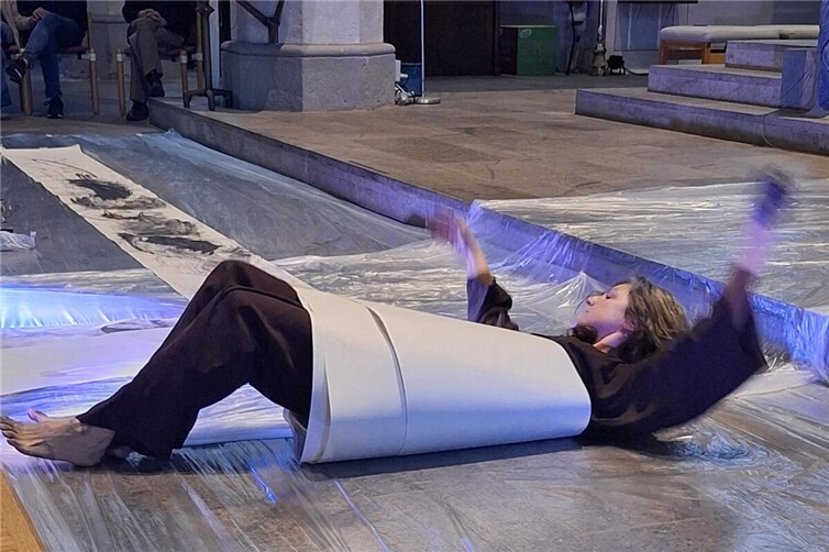 Die Künstlerin Stefanie Schmeink bei ihrer Performance in der Pfarrkirche St. Marzellinus und Petrus in Vallendar.