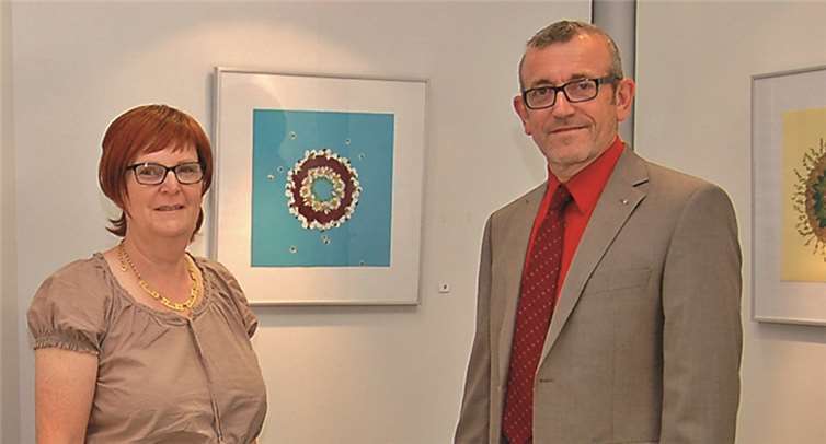 Die Künstlerin Ursula Kost-Schlief mit Reinhard Schmitz, Leiter der Geschäftsstelle, anlässlich der Ausstellungseröffnung Ende Juni.privat