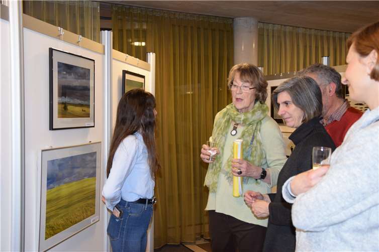 Die Künstlerin im Gespräch mit den Ausstellungsbesuchern.