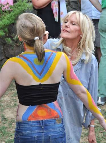 Die Künstlerin in Aktion am Körper. Fotos: privat