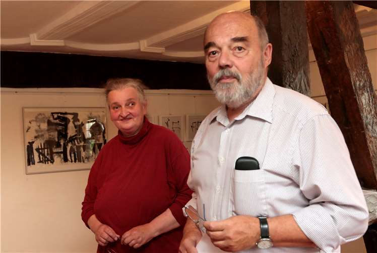 Die Künstlerin mit dem Vorsitzenden des Kunstfördervereins EifelArt Martin Kaiser. SES