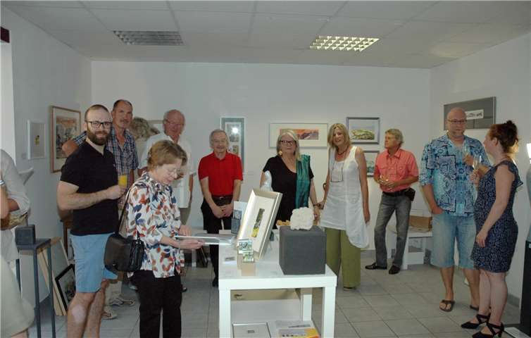 Die Künstlerin und Kulturvereinsvorsitzende Angelika Furth (5. v. r.) und Gastkünstlerin Maria Sowietzki (4. v. r.) freuten über die vielen interesierten Gäste bei der Galerieeröffnung. UM
