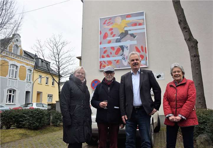 Die Künstlerinnen um Bürgermeister Stefan Raetz und Gerd Wiendieck vom Kunstforum 99.EICH