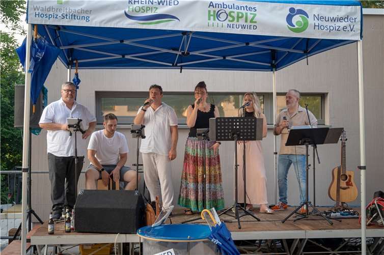 Die Künstlerinnen und Künstler Michael Eiers, Julian Kremer, Christoph Einig, Christa Steege, Aline Zeitvogel, Yance Weinberg (von links) sind dankbar, dass bei ihrem Baustellenkonzert so viele Spenden für das künftige Rhein-Wied Hospiz zusammengekommen sind.  Foto: Marienhaus GmbH