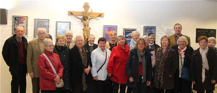 Die Künstlerinnen und Künstler der Malgruppe des SeniorenNetzWerkes stellen im Foyer des Krankenhauses Maria Hilf ihre Interpretation zu Luther-Aussprüchen aus. Privat