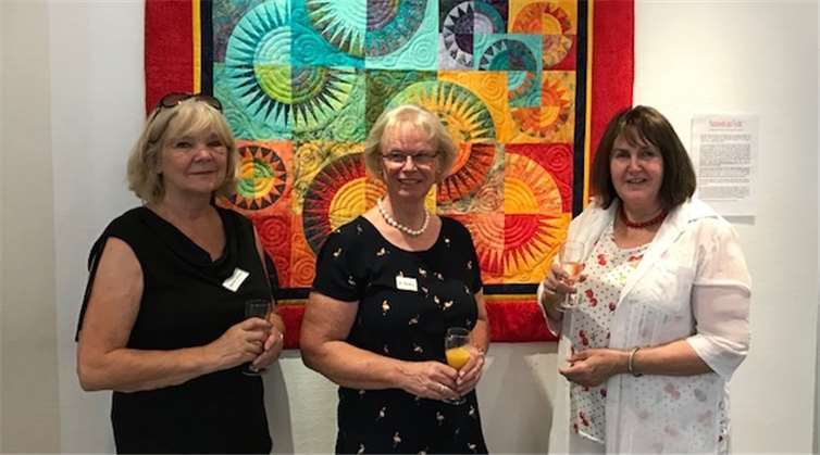 Die Künstlerinnen zeigen farbenfrohe Werke.Privat