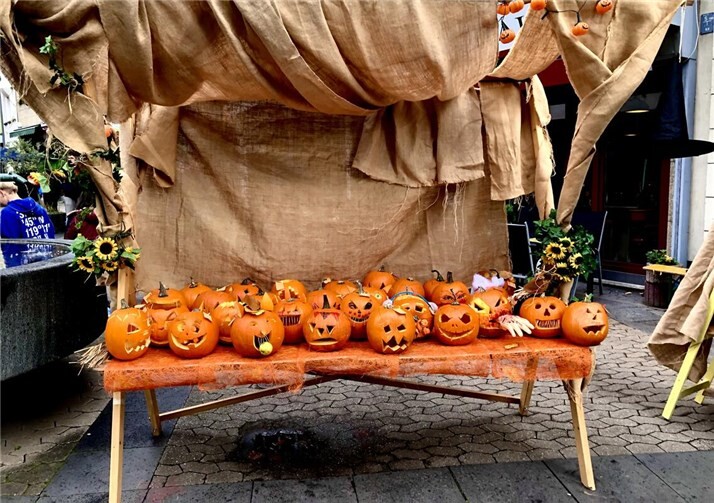 Zauberhafte Stimmung in den Straßen  Die Kürbisse wurden prämiert.
