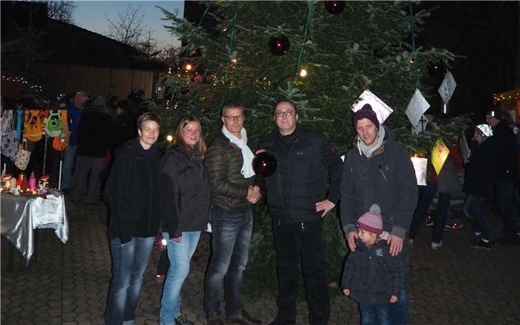 Die Kugeln sehen super am Weihnachtsbaum auf dem Dorfplatz aus. Foto: privat