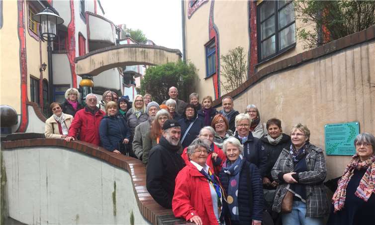 Die Kultouristen vor der Hundertwasser-Wohnanlage in Plochingen am Neckar. Foto: Pressestelle der Kreisverwaltung