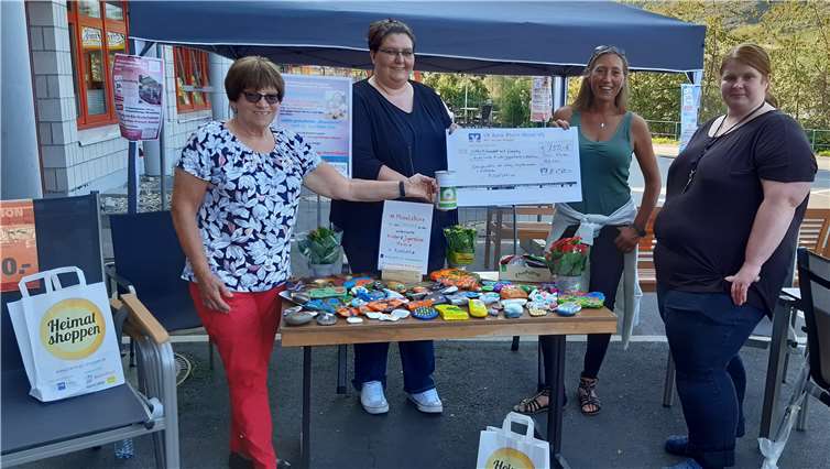 Die „Kulturbühne im Baumarkt“ und das röhrig-bauzentrum unterstützen auch in Corona-Zeiten Benefiz-Aktionen. Hier die Schecküberreichung der Aktion „Moselsteine“ zugunsten vom ambulanten Jugend- und Kinderhospiz. Foto: Privat
