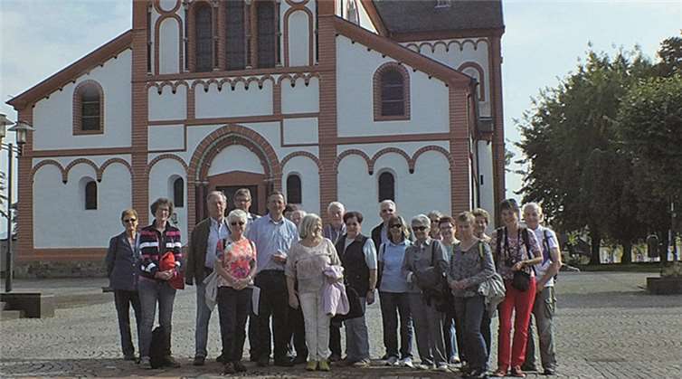 Die Kulturwanderer versammelten sich auf dem Marktplatz vor der Pfarrkirche St. Peter zum Gruppenfoto. privat