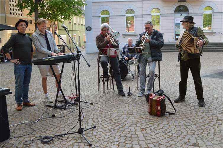 Die Kulturwerkstatt-Band „Oldies“ mit Krätzjerverzäller Oliver Schmitz (l) und v.l. Lars Schmitt, Jupp Hermes, Heinz Ax, Heini Scheil und Rolf Plewa.