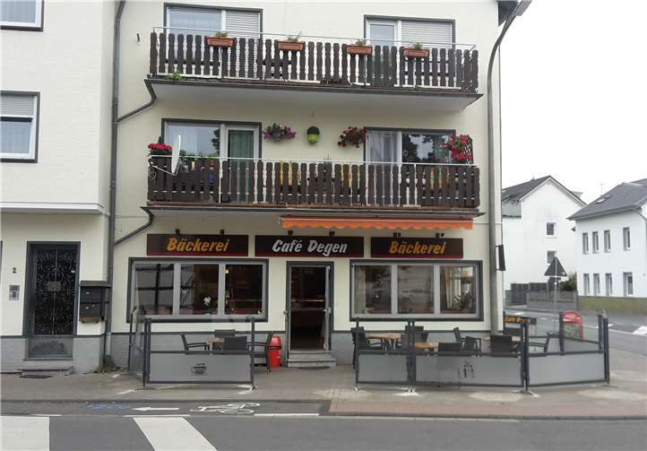 Die Kunden des Café Degens können nun windgeschützt, vom Verkehrslärm geschirmt, ihren Kaffee und ihr Gebäck auf der Terrasse genießen. Foto:privat