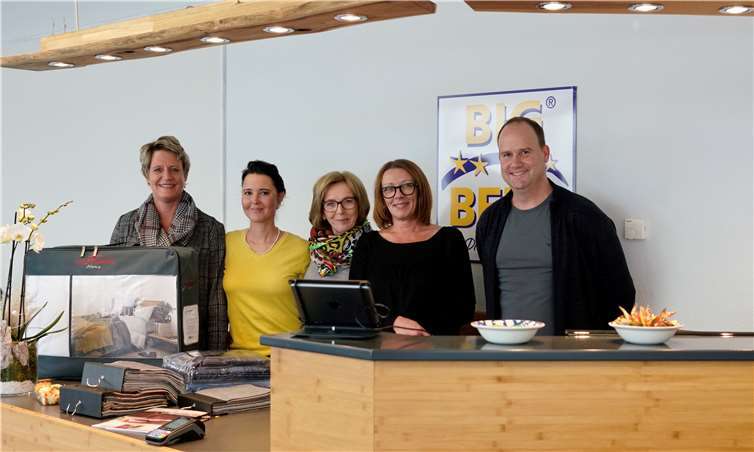 Die Kunden werden von einem netten und kompetenten Beraterteam um Claudio Priesnitz zuvorkommend bedient. Fotos: KG