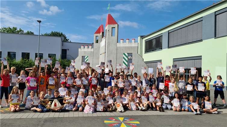 Die Kunostein-Grundschulkinder gingen gemeinsam einen Schritt zu mehr Selbständigkeit und legten den Schulweg möglichst oft ohne Elterntaxi zurück. Dafür konnten sie tolle Preise gewinnen und für die Schule gab es Bälle und Seile für die Pausenspielkiste. Foto: Stadt Neuwied / Silke Keck