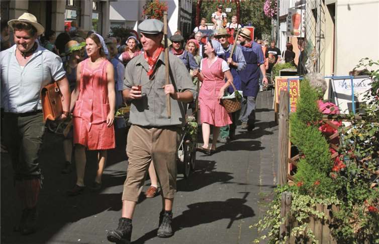 Die „Kunst in Unkeler Höfen“ Veranstaltung fügt sich optimal in das reichhaltige Programm des Unkeler Wein- und Heimatfestes ein.privatDer gemeinsame Festumzug zum Weindorf ist nur eines der vielen Highlights.