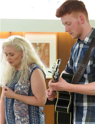 Die Kunstkreis-Vernissage wurde musikalisch begleitet von Lena Walbröl und Dennis Ledermann.Gemeinde Wachtberg/mm