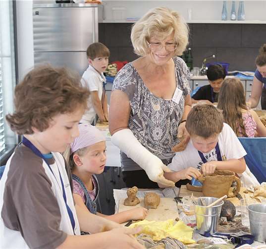 Die Kunstwerke aus Ton können nun verziert werden. privat