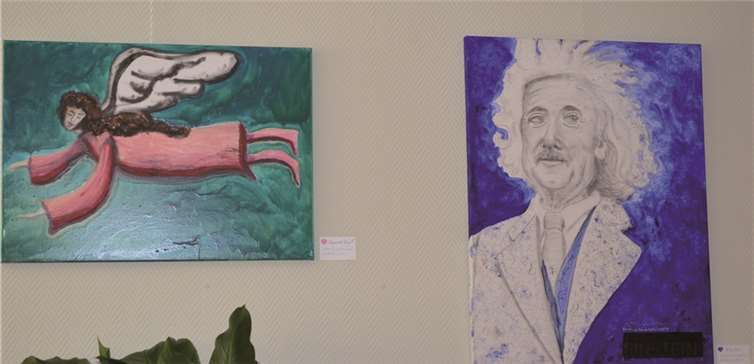 Die Kunstwerke beeindrucken durch intensive Farben.