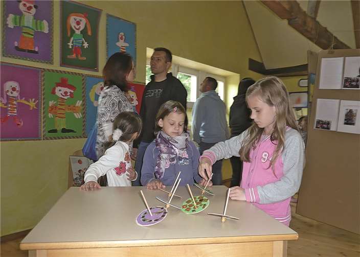 Die Kunstwerke durften nicht nur bestaunt werden -man konnte auch vieles einfach ausprobieren. Sandra Schwenker