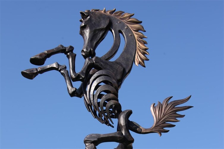 Die Kunstwerke von Mark Prouse verwandeln gewöhnliches Metall in etwas Außergewöhnliches – unter Anwendung des jahrhundertealten Verfahrens der Warmverformung von Eisen