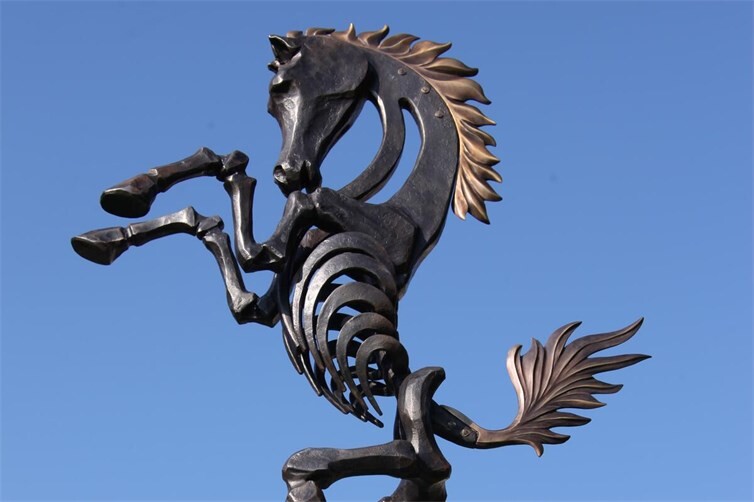 Die Kunstwerke von Mark Prouse verwandeln gewöhnliches Metall in etwas Außergewöhnliches – unter Anwendung des jahrhundertealten Verfahrens der Warmverformung von Eisen