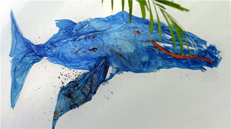 Die Kunstwerke von Stephan Hoch werden mit eingesammeltem Plastikmüll gestaltet. Foto: BUGA-Freunde Koblenz