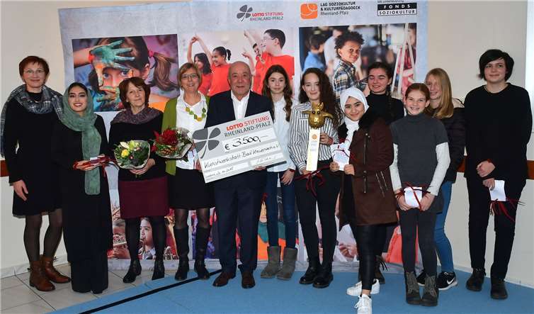 Die Kunstwerkstatt Bad Kreuznach mit ihren verantwortlichen Leiterinnen Renate Ziegler (4. von links) und Jaroslava Ottenbreit (links) freuten sich mit den Kindern und Jugendlichen über den ersten Preis. Margret Staal, die Vorsitzende der LAG Soziokultur und Kulturpädagogik (3. von links), und Magnus Schneider, der Vorsitzende der LOTTO-Stiftung (5. von links) überreichten den Preis.