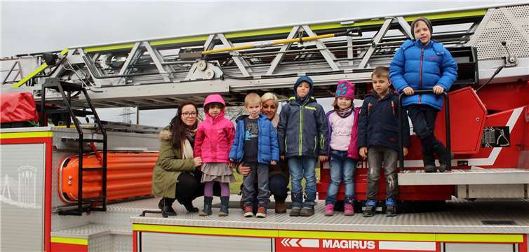 Die "Kunterbunten" auf der Drehleiter.Privat