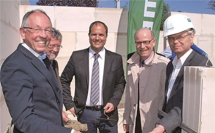 Die Kupferröhre wird eingelassen. Es freuten sich (von links) Investorenvertreter Klaus Rosenthal, Bauherr Hans Hermes, Ortsbürgermeister Marco Seidl, Verbandsbürgermeister Georg Hollmann und Gerhard Kracht (Baugruppe Kamü). US