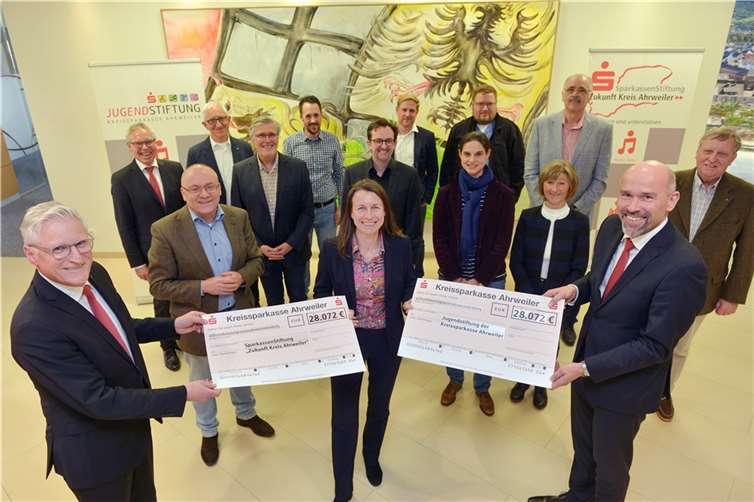 Die Kuratoren der beiden Stiftungen sind überzeugt, mit der Spende der Kreissparkasse Ahrweiler viele gute Projekte für das Gemeinwohl im Landkreis Ahrweiler unterstützen zu können. Foto: Kreissparkasse Ahrweiler