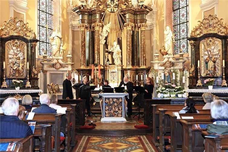 Die Kurpfälzer Madrigalisten bestachen durch eine ausgezeichnete Interpretation, loteten sämtliche Feinheiten der anspruchsvollen Musik meisterlich aus