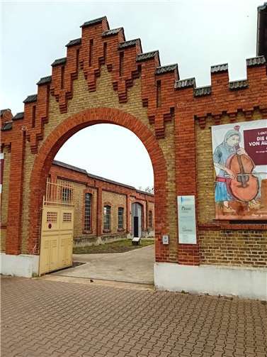 Die Kurse der Jahrgangsstufe 12 des Kurfürst-Salentin-Gymnasiums Andernach, der Leistungskurs Deutsch und der Grundkurs Geschichte, besuchten am 31.10.2024 die Gedenkstätte in Osthofen. Foto: privat