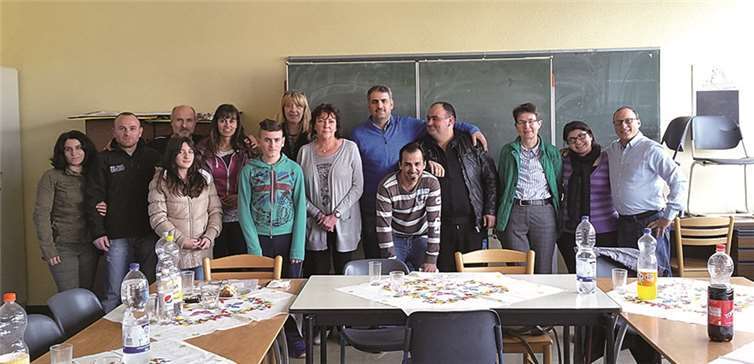 Die Kursleiterin Birgit Musubahu (Mitte) freut sich mit den Teilnehmerinnen und Teilnehmern, dass es bald weitergeht mit dem Deutschkurs.privat