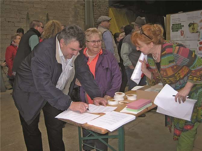 Die Kursleiterin Evelyn Prätorius im Gespräch mit Passanten.Privat