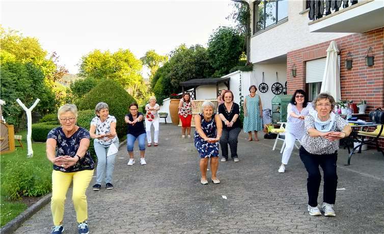 Die Kursleiterin hatte eine kombinierte Tanz- und Gymnastiklehrstunde zusammengestellt.