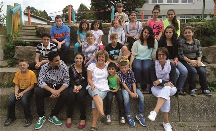 Die Kursleiterinnen Monika Schiller und Ursula Rossmann mit den Kindern des Feriensprachkurses. privat