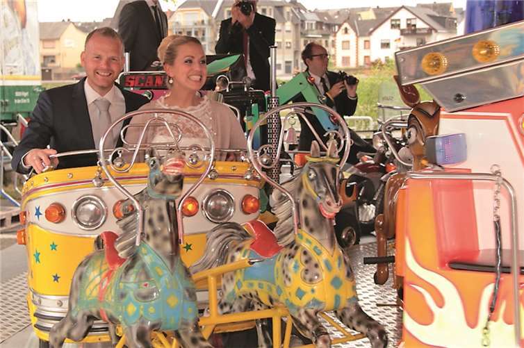 Die Kutsche des Kinderkarussells bereitete diesem jungen Hochzeitspaar besonders viel Freude.