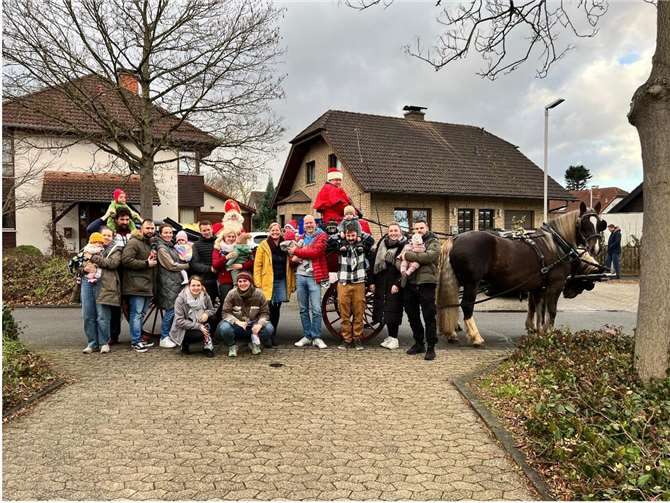 Die Kutsche vom Nikolaus zog Kinder und Eltern an.  Foto: privat