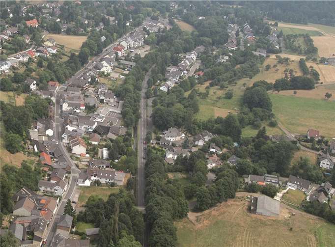 Die L 158 durchschneidet den Wachtberger Ortsteil Pech und verursacht im engen Tal unerträglichen Verkehrslärm. Anwohner drängen auf Lärmschutz und den Bau von Kreiseln.  UWG Wachtberg