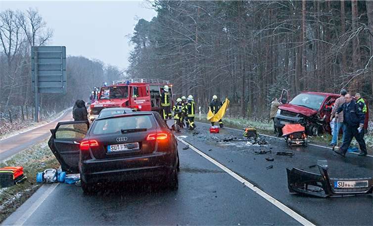 Die L 158 war aufgrund des Verkehrsunfalls für über eine Stunde lang komplett gesperrt.