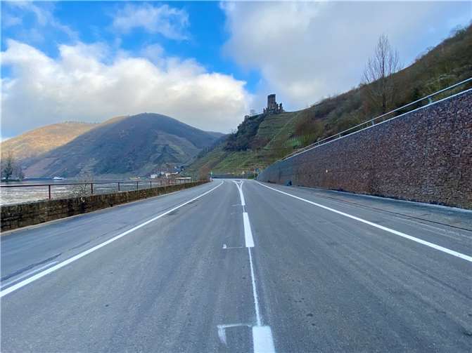 Landesstraße 98 zwischen Beilstein und Briedern vor Weihnachten für den Verkehr freigegeben Die L 98 wird wieder freigegeben. Quelle: LBM Cochem/Markus Porten