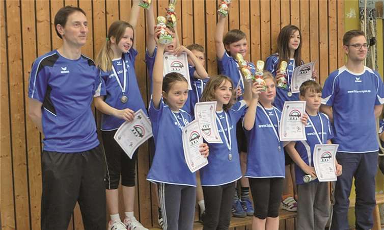 Die LATuS-Haie mit ihren Trainern Thomas Segura und Samuel Rohr (r.).