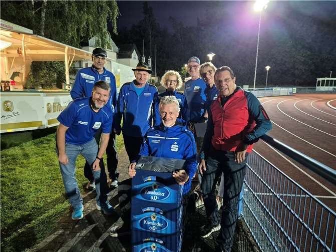 Die LG Laacher See wurde als größte Gruppe geehrt. Als Preis gabe es reichlich alkoholfreie Getränke. Das lies die erfolgreichen Sportler zusätzlich strahlen.  Fotos: privat