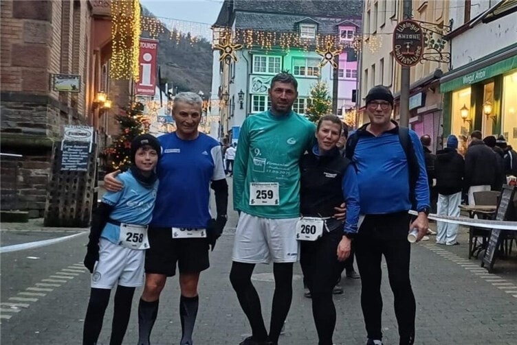 Die LG‘ler beim Adventslauf in Zell (v.li. Lewin, Klaus Jahnz, Rabea und Oliver Göbel, Roland Wesche). Foto: Birgit Wesche