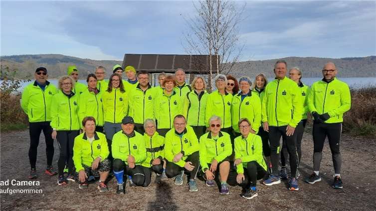 Die LG’ler mit den neuen Trainingsjacken am Laacher See.  Foto: privat