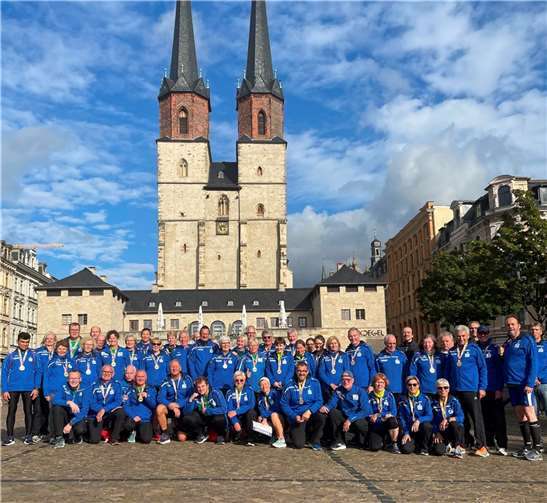 Die LG’ler nach den erfolgreichen Rennen auf dem Marktplatz vor der Marienkirche in Halle. Foto: Andre Cierpinski