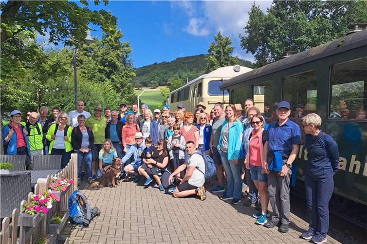 Die LG’ler sind am Bahnhof in Engel angekommen und freuen sich auf eine schöne Wanderung in der herrlichen Brohltalregion.  Foto: Klaus Jahnz