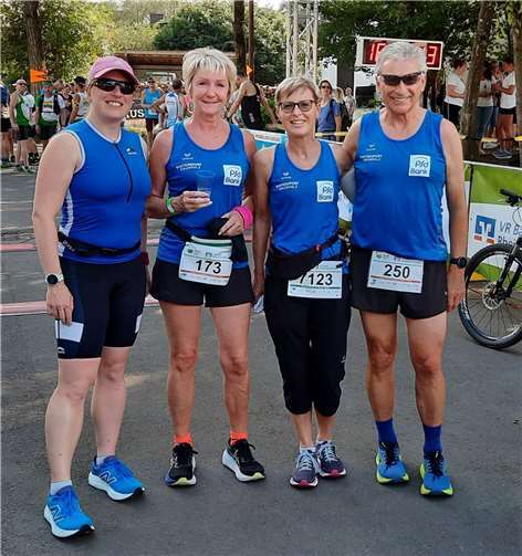 Die LG’ler vor dem Start beim Maare-Mosel-Lauf in Gillenfeld (v. l.) Saskia Alflen, Iris Oberhoffer, Elisabeth Waldorf und Klaus Jahnz. Foto: Reinhold Oberhoffer